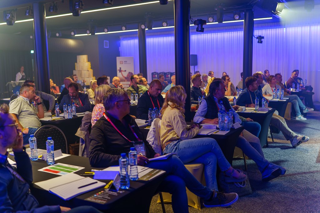 De volle zaal van 2 oktober, gezien vanaf het podium